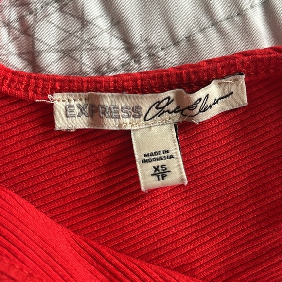 Express Ribbed Tank Top - Picture 2 of 4